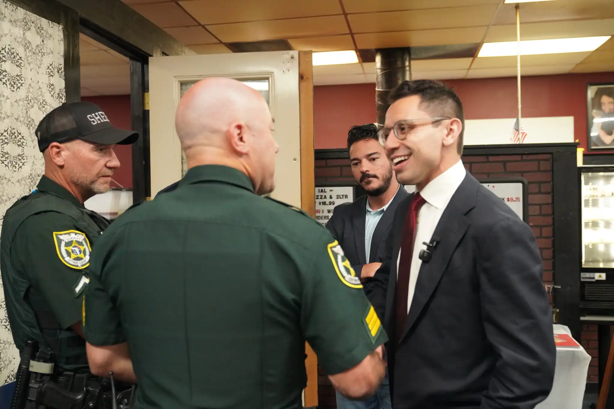 Fishback speaks with Citrus County voters at Angelotti's Pizza.